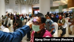Seorang pria menjalani pemeriksaan kesehatan sebelum dia diinokulasi dengan Sinovac China selama program vaksinasi massal di sebuah pusat perbelanjaan di Jakarta, 1 April 2021. (Foto: REUTERS/Ajeng Dinar Ulfiana)