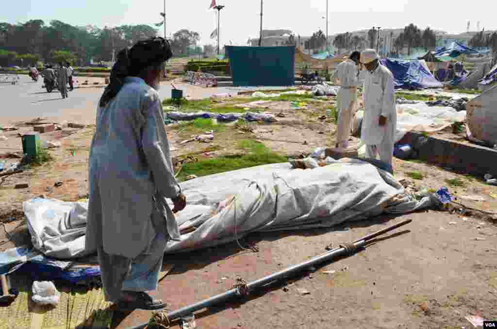 دھرنے میں شامل کارکن اپنا سامان باندھ رہے ہیں۔