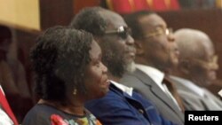 Pascal Affi N'Guessan,deuxième à gauche, assis devant lors du procès de Simone Gbagbo, l'ancienne première dame ivoirienne.