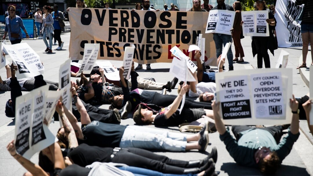 Para pendemo beraksi di depan balai kota Philadelphia, pada 16 Mei 2019. Mereka berkumpul untuk meningkatkan kesadaran akan bahaya kematian akibat overdosis obat-obatan. (Foto: AP/Matt Rourke)