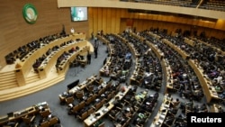 Presiden Chad Idriss Deby memberikan pidato pada pertemuan pemimpin Uni Afrika di Addis Ababa, Minggu (31/1).