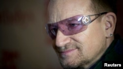 Bono, el líder de la banda irlandesa U2, dijo que sus gafas de sol se deben a que ha sufrido de glaucoma durante 20 años.