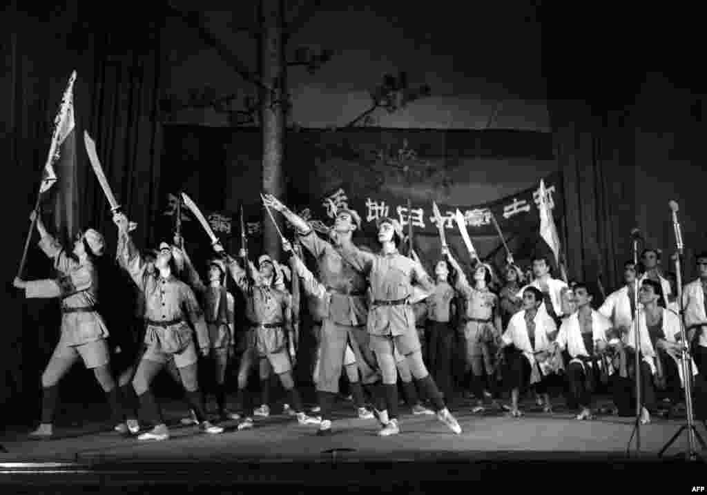 1966年7月28日或者7月28日之前，阿尔巴尼亚芭蕾舞演员在该国首都地拉那演出中国芭蕾舞剧“红色娘子军”。