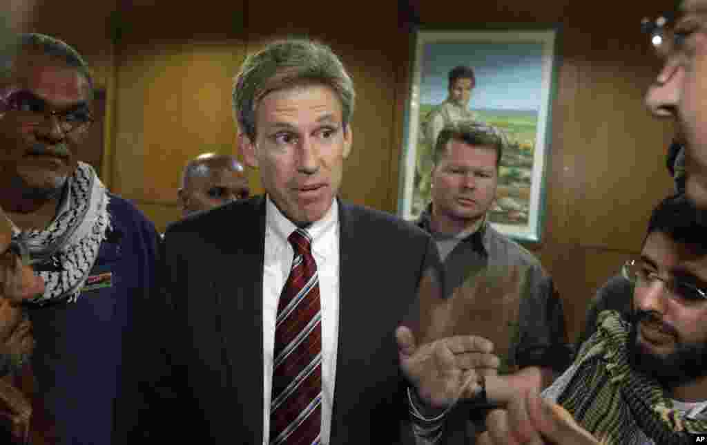 U.S. envoy Chris Stevens speaks to local media at the Tibesty Hotel where an African Union delegation was meeting with opposition leaders in Benghazi, Libya. (April 2011 file photo)