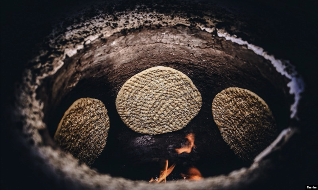 پخت نان سنتی در بوشهر عکس: حسین استوار 
