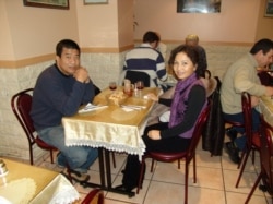 Dương Thu Hương và Đinh Quang Anh Thái tại một quán ăn ở Paris năm 2005. (Hình: Đinh Quang Anh Thái)