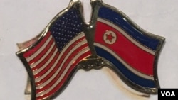 The US-North Korean “Friendship” flag pin displayed at a gift store inside the State Department, Oct. 27, 2016. (S.Herman/VOA News)