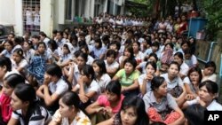 ရန္ကုန္ၿမိဳ႕က အလုပ္သမားဌာန႐ံုးေရွ႕ ဆႏၵျပေနၾကတဲ့ စက္႐ံုအလုပ္သမားမ်ား။ (စက္တင္ဘာလ ၇ ရက္၊ ၂၀၁၂)။