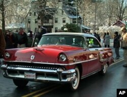 史托克伯雷杰大街红狮旅馆门前的古董车