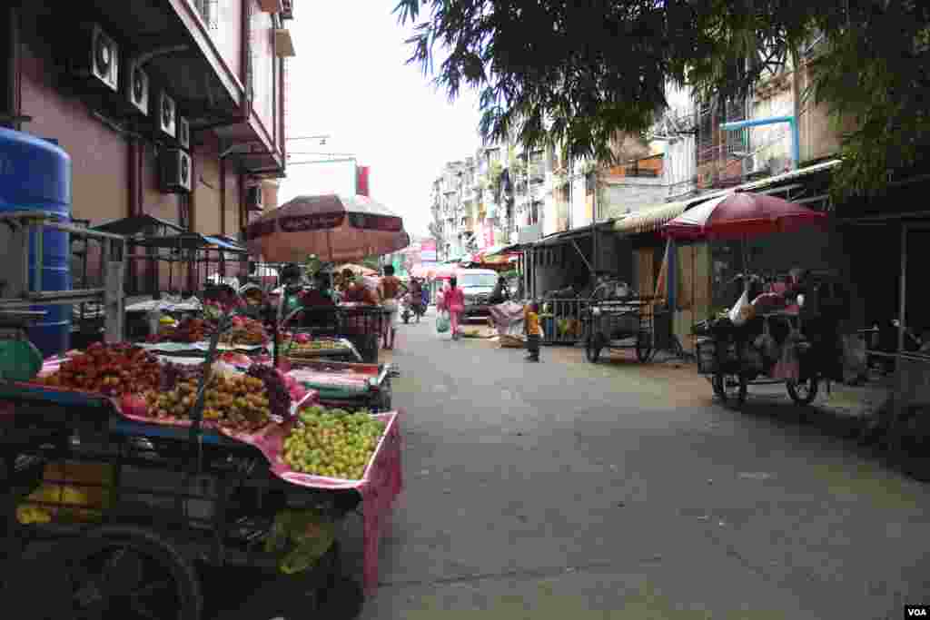 The people selling goods from the fruit carts are residents of the&nbsp;White Building,&nbsp;Phnom Penh, Cambodia, Sept. 5, 2014. (Nov Povleakhena/VOA) 