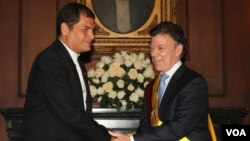 Los presidentes Rafael Correa de Ecuador y Juan Manuel Santos de Colombia, se reunieron por primera vez durante la asunción del mandatario colombiano.