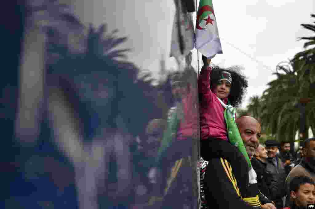 알제리 알제에서 열린 부테플리카 알제리 대통령의 퇴진 요구시위에 부녀가 참석했다.&nbsp;