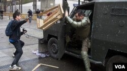 Las protestas se tornaron violentas el miércoles en la capital chilena.