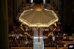 Para politisi dan tamu-tamu kehormatan menghadiri misa untuk para korban serangan terorisme di Sagrada Familia Basilica di Barcelona, 20 Agustus 2017.