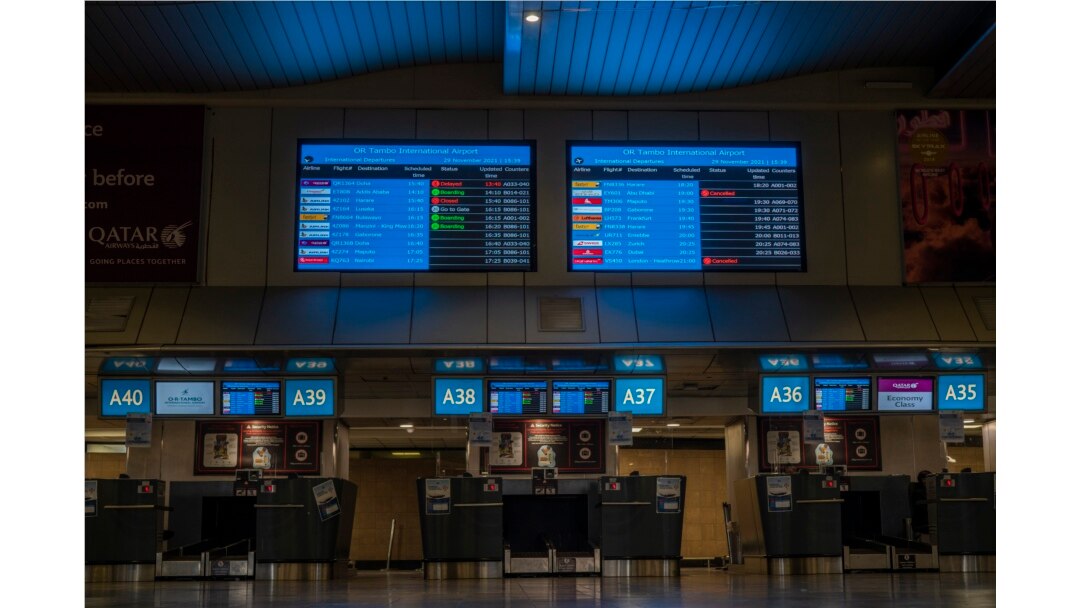 Beberapa konter check in maskapai asing tetap tutup di bandara OR Tambo Johannesburg, Afrika Selatan, 29 November 2021. (Foto: AP)