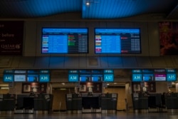 Beberapa konter check in maskapai asing tetap tutup di bandara OR Tambo Johannesburg, Afrika Selatan, 29 November 2021. (Foto: AP)