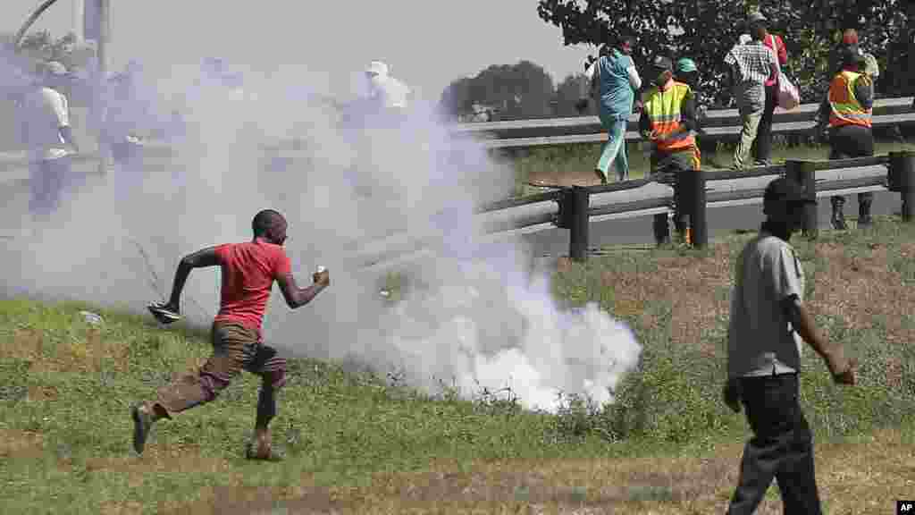 Des manifestants xénophobes dispersés à coup de gaz lacrymogène lancé par la police à l&rsquo;extérieur d&#39;une auberge, à Actonville, à l&#39;est de Johannesburg, Afrique du Sud, jeudi 16 avril 2015.