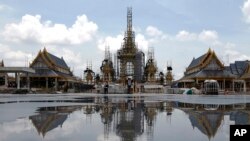 Konstruksi berlanjut pada krematorium kerajaan untuk mendiang Raja Thailand Bhumibol Adulyadej di Bangkok, Thailand, 8 September 2017. Pemakaman raja almarhum akan diselenggarakan pada akhir Oktober. (Foto: dok).