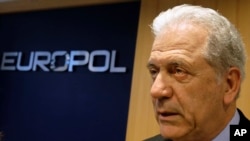 Dimitris Avramopoulos, Komisioner Uni Eropa untuk Migrasi, Dalam Negeri dan Kewarganegaraan, di kantor pusat Europol di Den Haag, Belanda (10/2). (AP/Mike Corder)
