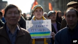 Người biểu tình tuần hành tại Moscow với biểu ngữ 'Tôi là người Nga và tôi ủng hộ một nước Ukraine thống nhất', ngày 13/4/2014.