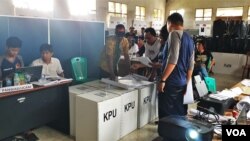 Petugas Kepolisian ikut menjaga proses rekapitulasi Suara ditingkat Kecamatan Lage (21/4). (Foto: VOA/Yoanes Litha)