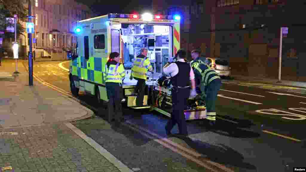 Les services d'urgences sur place dans le quartier du parc Finsbury, dans le nord de Londres,le 19 juin 2017.