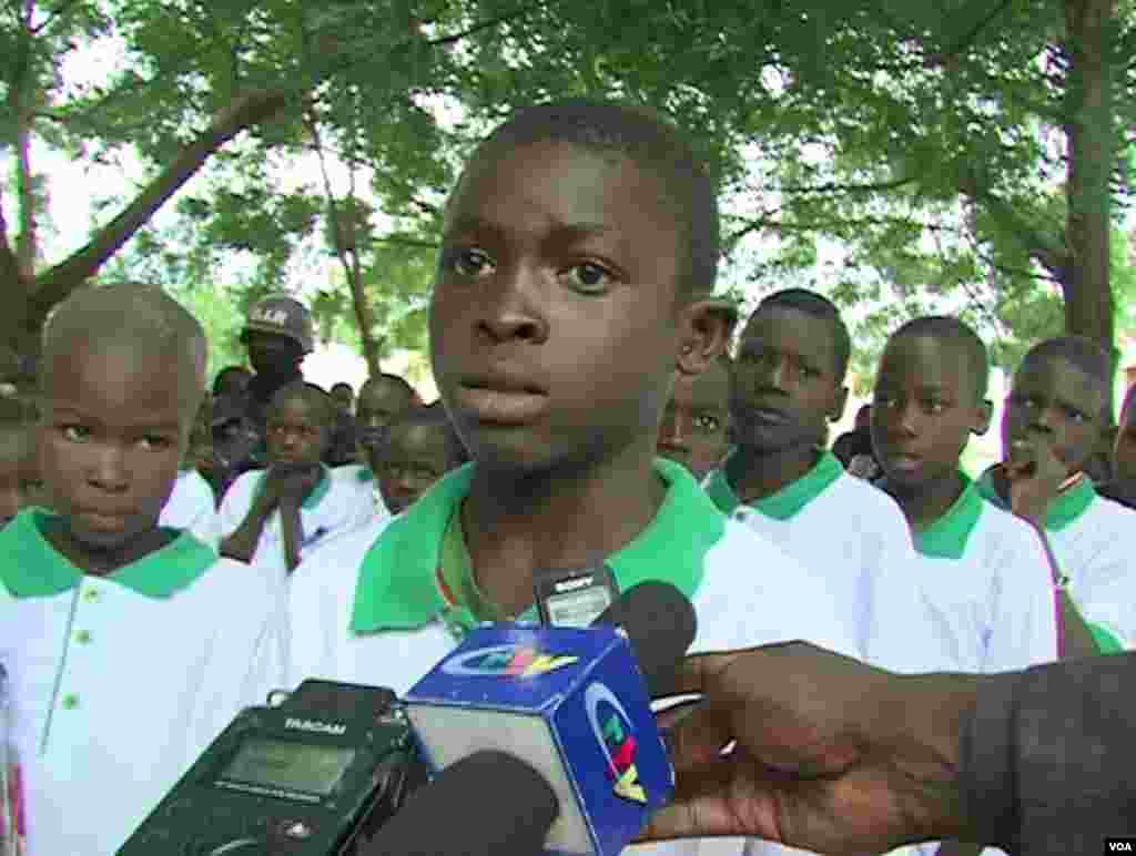 Ibrahim Nassourou, 13, answers questions from the media at Limani. (M.E. Kinzeka/VOA)