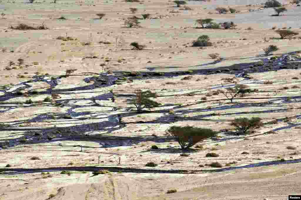 Akibat kerusakan pipa minyak, jutaan liter minyak mentah membanjiri kawasan padang pasir di Beer Ora, utara kota Eilat, Israel. &nbsp;