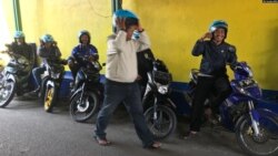 Para pekerja sektor informal dengan upah harian, seperti pengemudi ojek di Kota Bandung ini, adalah kelompok paling terpukul saat wabah COVID-19. (Foto: VOA/Rio Tuasikal)