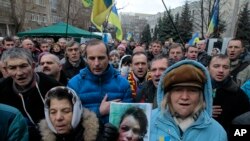 Aktivisti u Kijevu protestuju ispred Ministarstva unutrašnjih poslova zbog napada na novinarku Čornovol