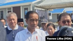 Presiden Joko Widodo memberikan keterangan pers terkait pembangunan hunian tetap yang diharapkan rampung pada 2020, 20 Oktober 2019. (Foto: VOA/Yoanes Litha)