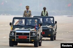 Le chef de la junte birmane, le général Min Aung Hlaing, qui a renversé le gouvernement élu par un coup d'État le 1er février, préside un défilé de l'armée lors de la Journée des forces armées à Naypyitaw, au Myanmar, le 27 mars 2021.