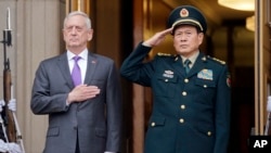 Bộ trưởng Quốc phòng Mỹ Jim Mattis và Bộ Trưởng Bộ Quốc phòng Trung Quốc Ngụy Phượng Hòa tại lễ chào cờ ở Ngũ Giác Đài ngày 9/11/2018.