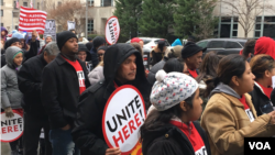 Orang-orang dari seluruh penjuru AS berbaris di Washington, D.C. hari Sabtu untuk mendukung hak-hak kaum imigran, pengungsi, dan komunitas Muslim menjelang inagurasi Presiden-terpilin Donald Trum hari Jum’at depan (foto: A. Barros/VOA)