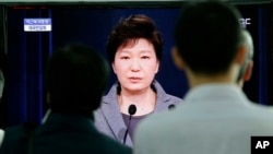 19일 한국 서울역에 나온 주민들이 박근혜 한국 대통령의 세월호 참사 관련 대국민담화 TV 중계를 지켜보고 있다.