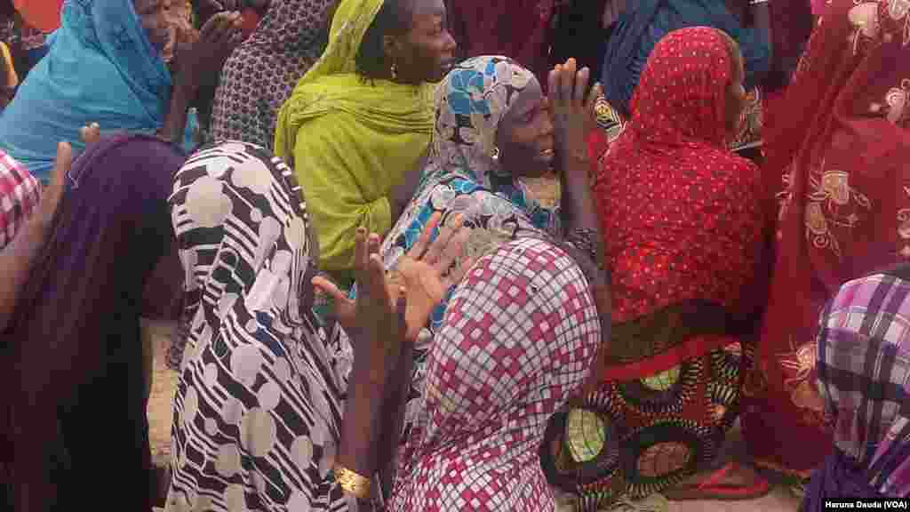 Wasu Daga Cikin Matan Dake Kan Layi Domin Amsar Kayayyakin Abincin Tallafawa &#39;Yan Gudun Hijira A Jihar Borno, Yuli 17, 2016