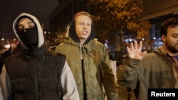 Rapper Macklemore (tengah) di tengah para demonstran yang memprotes keputusan juri atas penembakan di Missouri, di Seattle, Washington. (Foto: Dok)