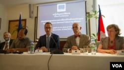 Senior officials of the European Union talked to reporters during a press conference on Friday May 22, 2015, calling the government to open the floor for dialogue and public debate on the Draft Law on the Association and the Non-Governmental Organization (LANGO). (Photo: Neou Vannarin/VOA Khmer) 