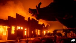 Fuego del incendio Kincade consume la vinería Soda Rock, en Healdsburg, California, el domingo 27 de octubre de 2019. AP/Noah Berger.