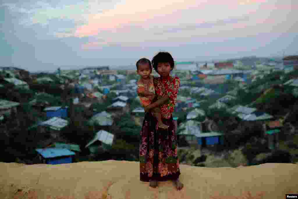 Anak pengungsi Rohingya berpose di kamp Balukhall, di Cox's Bazar, Bangladesh, 15 November 2018. (Foto: Mohammad Ponir Hossain/Reuters)