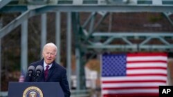 조 바이든 미국 대통령이 지난해 11월 뉴햄프셔주 우드스톡에서 기반시설 투자 계획을 발표했다.
