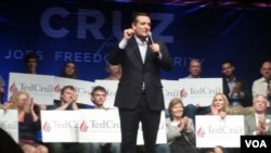 GOP Presidential candidate Ted Cruz speaks to enthusiastic supporters in Frederick, Maryland, April 21, 2016. (R. Green / VOA)