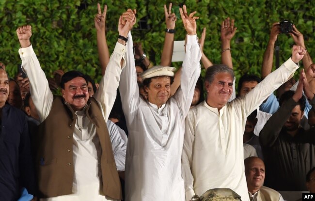 شیخ رشید احمد تحریک انصاف کے چیئرمین عمران خان اور وائس چیئرمین شاہ محمود قریشی کے ہمراہ۔ فائل فوٹو