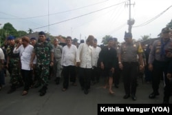 Baduy men and regional officials walk together to the regent's office.