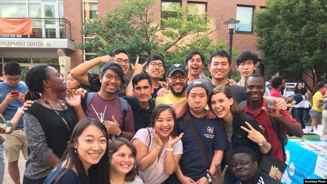 Rossiyada yashirin kameralar porno videolar Maftunkor figurali rus qizi bilan jinsiy aloqa