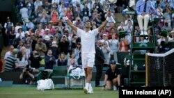 Novak Đoković proslavlja pobedu nad Tenisom Sandrenom u prvom kolu Vimbdlona (Foto: AP/Tim Ireland)