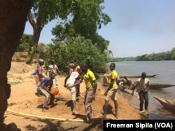 Des sctivités pré-DDR en cours aux abords de la rivière Kotto à Bria, en Centrafrique, le 25 février 2017. (VOA/Freeman Sipila)