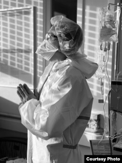 Bác sĩ - Linh mục Phạm Hữu Tâm cầu nguyện cho bệnh nhân Covid-19 tại bệnh viện Elmhurst, Queens, New York.