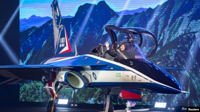台湾总统蔡英文2019年9月24日在台中参加空军新式高教机出厂典礼时登上“勇鹰”号样机。