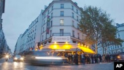 Le café La Bonne Bière a rouvert ses portes le 4 décembre 2015. (AP Photo/Jacques Brinon)